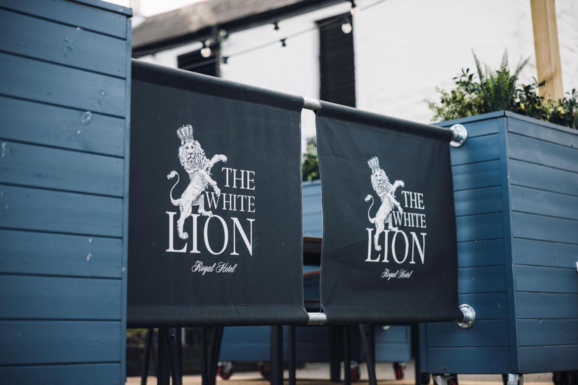 White Lion Royal Hotel บาลา ภายนอก รูปภาพ